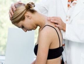 Der Arzt untersucht den Hals auf Osteochondrose